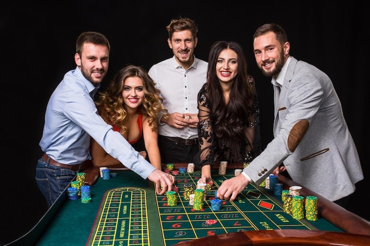 Pemain menikmati permainan casino dan sports di perangkat mobile dengan nyaman